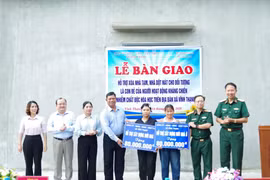 Bàn giao 2 căn nhà cho gia đình chính sách ở Vĩnh Thạnh.