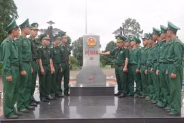 Bộ đội Biên phòng tổ chức cho chiến sĩ mới về nguồn, học tập truyền thống.