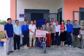 Trao kinh phí xây dựng nhà cho các hộ dân có hoàn cảnh khó khăn