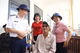Cảnh sát biển trao đổi về phát triển kinh tế - xã hội gắn với quốc phòng, an ninh tại Nhơn Châu.