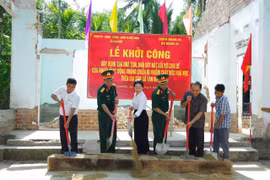 Sư đoàn 31 hỗ trợ sửa chữa 7 căn nhà cho con đẻ của người hoạt động kháng chiến bị nhiễm chất độc hóa học. 