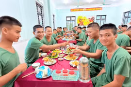 Chăm lo bữa ăn ngày lễ cho bộ đội