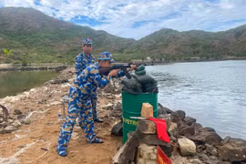 Hải đoàn Biên phòng 48 kiểm tra bắn đạn thật súng tiểu liên AK-47. 
