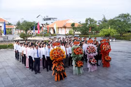 Dâng hoa, dâng hương tưởng nhớ Chủ tịch Hồ Chí Minh tại Khu tưởng niệm Nguyễn Sinh Sắc.