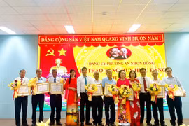 Đảng ủy phường An Nhơn Đông trao tặng Huy hiệu Đảng cho 39 đảng viên