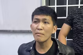 Đối tượng truy nã Trương Sinh Thành đang di chuyển trên đường Hùng Vương thì bị Công an phường Quy Nhơn Đông khống chế, bắt giữ.