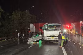Vụ tai nạn giao thông nghiêm trọng giữa 2 xe tải trên quốc lộ 1 qua xã Phù Mỹ Bắc khiến 1 người tử vong.