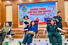 Cán bộ, chiến sĩ Đoàn Kinh tế - Quốc phòng 72 hiến máu tình nguyện