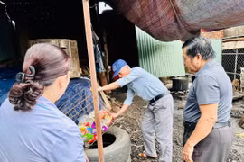 Cán bộ đoàn giám sát kiểm tra ổ dịch SXH tại tổ Phú Thọ, phường An Phú. Ảnh: Như Nguyện