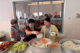 Hàng trăm phần quà, suất cơm miễn phí đến với bệnh nhân nghèo Gia Lai