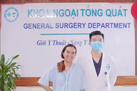 Bệnh nhân Ret Sothery chụp ảnh lưu niệm cùng bác sĩ sau khi hồi phục.
