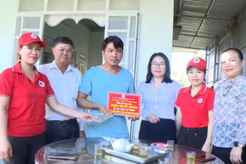 Hội Chữ thập đỏ xã Phú Thiện hỗ trợ 27,3 triệu đồng cho bệnh nhân khó khăn