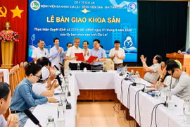 Lãnh đạo Bệnh viện Đa khoa Gia Lai và Bệnh viện Sản - Nhi tỉnh Gia Lai ký kết biên bản tại lễ bàn giao.