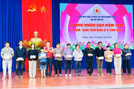 Tặng 69 suất quà cho người nghèo, khuyết tật tại phường Pleiku