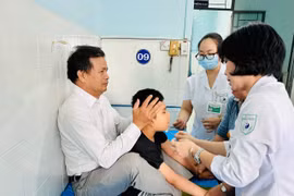 Các chuyên gia Bệnh viện Châm cứu Trung ương khám chữa bệnh cho người dân Gia Lai