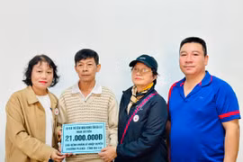 Gia Lai: Trao tiền hỗ trợ bệnh nhân nghèo, khó khăn