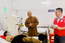 Đại diện Hội Chữ thập đỏ phường Pleiku và chùa Vạn Phật trao quà cho bệnh nhân khó khăn. Ảnh: Như Nguyện
