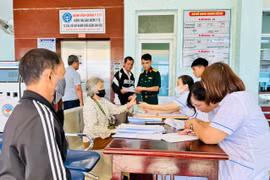 Bệnh viện Quân y 211 khám sức khỏe, cấp thuốc miễn phí cho 374 người cao tuổi