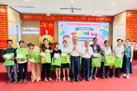 Hội Bảo trợ Bệnh nhân nghèo tỉnh Gia Lai trao 200 phần quà cho bệnh nhi 