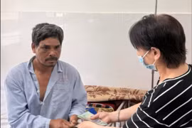 Tặng 100 triệu đồng cho các bệnh nhân nghèo, khó khăn tại Bệnh viện Đa khoa Gia Lai