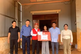 Hội Chữ thập đỏ Gia Lai trao 15 triệu đồng hỗ trợ học sinh nghèo
