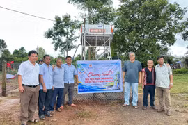 Bàn giao công trình giếng khoan cho làng Bia Tih. Ảnh Như Nguyện