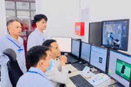 Đoàn bác sĩ Bệnh viện Chợ Rẫy chuyển giao kỹ thuật xạ trị cho Bệnh viện Đa khoa Gia Lai. Ảnh: Như Nguyện