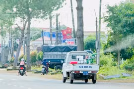 Ngành Y tế phối hợp với chính quyền cơ sở triển khai các chiến dịch diệt lăng quăng, vệ sinh môi trường, kết hợp phun hóa chất tại các khu vực có nguy cơ nhằm xử lý triệt để ổ dịch. Ảnh: Như Nguyện