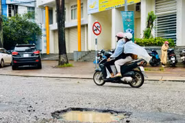 Pleiku: Một ngày 5 vụ té ngã xe máy do “ổ voi” trên đường