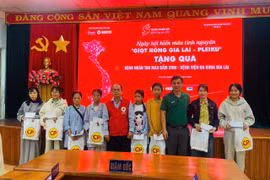 Đại diện Hội Chữ thập đỏ tỉnh Gia Lai và các ngân hàng trao quà cho bệnh nhân tan máu bẩm sinh. 
