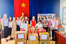 Đại diện đoàn công tác đã trao trang thiết bị bếp ăn, bàn ghế học sinh trị giá trên 134 triệu đồng cho Trường Mầm non Hướng Dương (phân hiệu số 2). Ảnh: ĐVCC