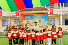 Đại diện Ban tổ chức trao 540 suất quà, học bổng cho học sinh có hoàn cảnh khó khăn xã Krong. Ảnh: Hà Cát