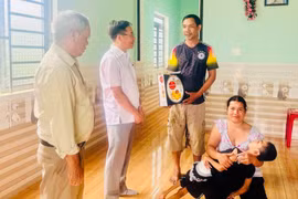 Phường Hội Phú thăm hỏi, tặng quà người khuyết tật