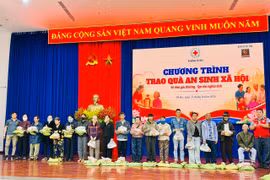 Pleiku trao 100 suất quà cho các hộ có hoàn cảnh khó khăn