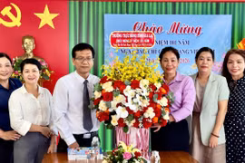 Phó Chủ tịch HĐND tỉnh Huỳnh Thúy Vân (thứ 3 bên phải) tặng hoa chúc mừng Hội Nhà báo tỉnh.