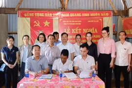 Đại diện Bệnh viện Tâm thần kinh Pleiku, Công ty Cổ phần Becamex Bình Định ký kết biên bản kết nghĩa với làng Prép (xã Ia Phí).