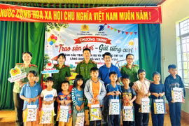 Ban tổ chức trao quà cho học sinh có hoàn cảnh khó khăn đạt thành tích tốt trong học tập tại làng Amơng (xã Ia Ly, tỉnh Gia Lai). 