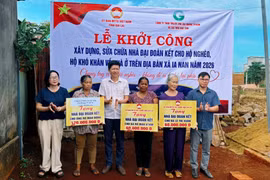 Đại diện các đơn vị trao kinh phí hỗ trợ xây dựng nhà Đại đoàn kết cho các hộ nghèo, cận nghèo tại xã Ia Nan.