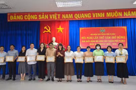 Khen thưởng 12 tập thể xuất sắc trong chương trình xóa nhà tạm, nhà dột nát