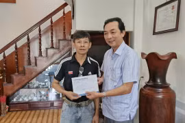 Phó Giám đốc Báo và phát thanh, truyền hình Gia Lai trao 10 triệu đồng cho gia đình anh Lê Hữu Di
