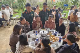 Lãnh đạo, chỉ huy các đơn vị động viên chia sẻ với công nhân thông qua "Bữa cơm Công đoàn".