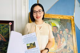 Chị Hoàng Thị Thu Thảo-Công an xã Hòa Phú, huyện Chư Păh bên tác phẩm đạt giải nhất của mình. Ảnh: Đinh Yến