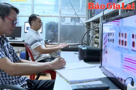 Các kỹ thuật viên của Báo Gia Lai trực truyền dẫn phát sóng trên trạm Hàm Rồng. Ảnh_ Thanh Sáng