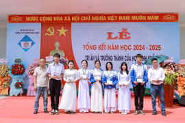 Đại diện nhóm cựu học sinh niên khóa 1997-2000 tặng học bổng cho học sinh Trường THPT Nguyễn Bỉnh Khiêm (huyện Chư Sê). Ảnh: M.N