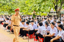 Tập huấn kỹ năng lái xe an toàn, phòng ngừa đuối nước cho học sinh Trường THPT số 2 Phù Cát