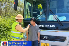 Cảnh sát giao thông Gia Lai xử lý tài xế xe khách vượt ẩu trên quốc lộ 14.