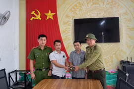 Người dân xã Kim Sơn tự nguyện giao nộp cá thể rùa núi vàng quý hiếm.
