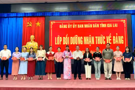 Trao giấy chứng nhận hoàn thành lớp bồi dưỡng nhận thức về Đảng cho 115 học viên.