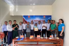 Phường An Nhơn Bắc bàn giao 2 căn nhà cho gia đình chính sách