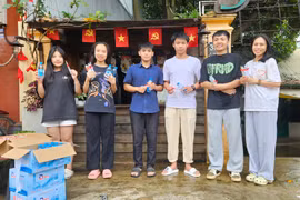 Pleiku: Tặng quà tiếp sức mùa thi cho học sinh lớp 12